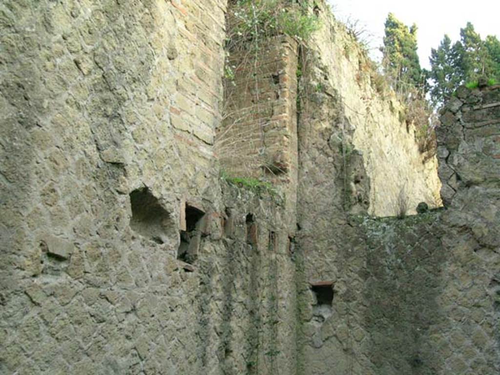 Ins Or II, 7, Herculaneum. December 2004. Upper north-east corner. Photo courtesy of Nicolas Monteix.